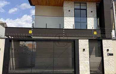 Imagem: A casa possui 3 Dormitórios, 4 Banheiros, 2 Vagas na garagem