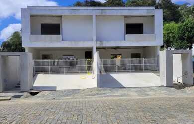 Imagem: A casa possui 3 Dormitórios, 4 Banheiros, 2 Vagas na garagem