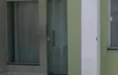 Imagem: A casa possui 2 Dormitórios, 1 Banheiro, 1 Vaga na garagem