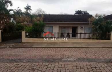 Imagem: A casa possui 5 Dormitórios, 2 Banheiros, 3 Vagas na garagem