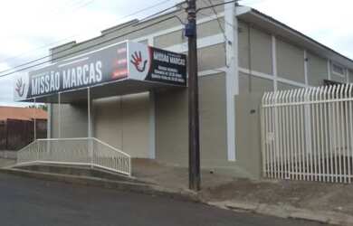 Imagem: O depósitoe possui 5 Vagas na garagem, 798-0m² de Área está