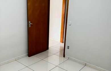 Imagem: A casa possui 3 Dormitórios, 1 Banheiro, 1 Vaga na garagem