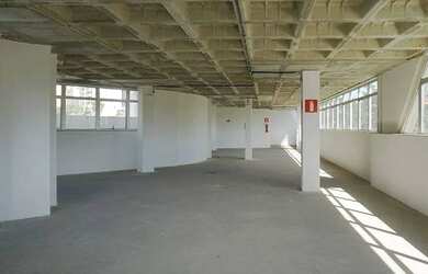 Imagem: O depósito possui 5 Vagas na garagem e 41m² de Área e está