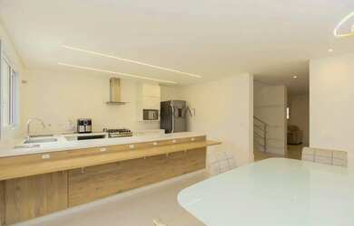 Imagem: A casa possui 3 Dormitórios, 3 Banheiros, 2 Vagas na garagem