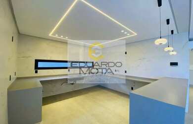 Imagem: A casa possui 4 Dormitórios, 5 Banheiros, 4 Vagas na garagem