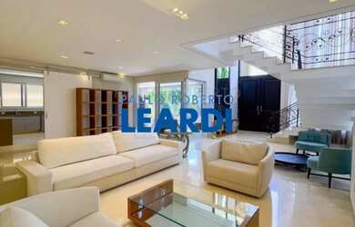 Imagem: A casa em condomínio possui 4 Dormitórios, 4 Banheiros, 5