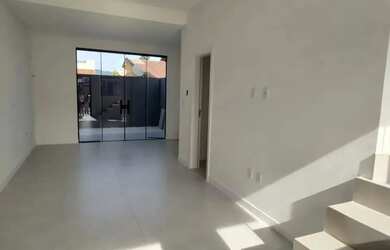 Imagem: A casa possui 2 Dormitórios, 3 Banheiros, 2 Vagas na garagem