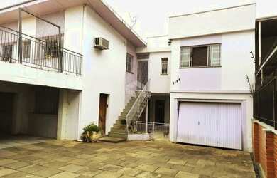 Imagem: A casa possui 4 Dormitórios, 3 Banheiros, 3 Vagas na garagem