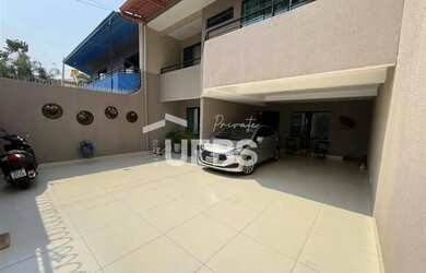 Imagem: A casa possui 4 Dormitórios, 5 Banheiros, 5 Vagas na garagem