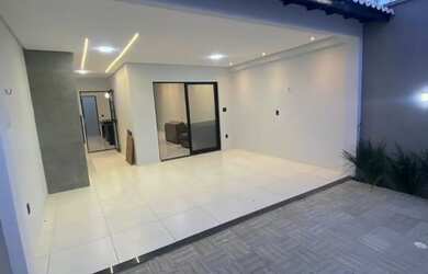 Imagem: A casa possui 3 Dormitórios, 2 Banheiros, 2 Vagas na garagem