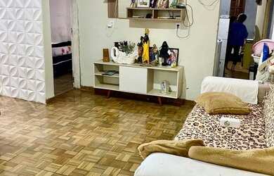 Imagem: A casa possui 3 Dormitórios, 1 Banheiro, 2 Vagas na garagem