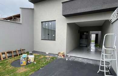 Imagem: A casa possui 2 Dormitórios, 2 Banheiros e 2 Vagas na garagem