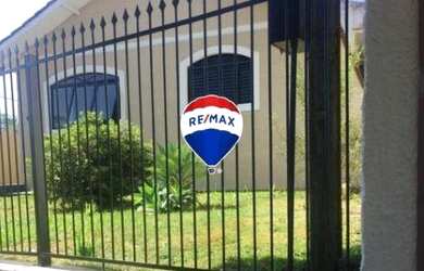 Imagem: A casa possui 2 Dormitórios, 2 Vagas na garagem e está localizado