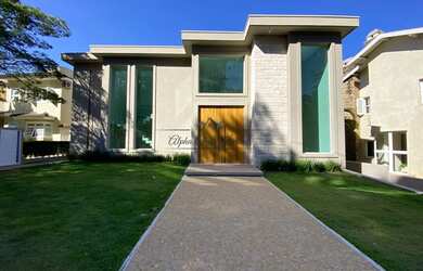 Imagem: A casa possui 5 Dormitórios, 5 Banheiros, 4 Vagas na garagem