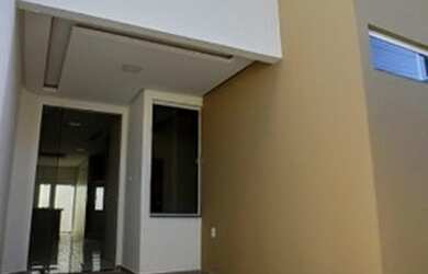 Imagem: A casa possui 3 Dormitórios, 1 Banheiro, 1 Vaga na garagem