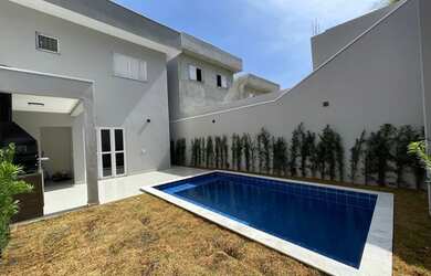 Imagem: A casa possui 3 Dormitórios, 1 Banheiro, 2 Vagas na garagem