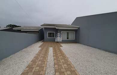 Imagem: A casa possui 3 Dormitórios, 2 Banheiros, 4 Vagas na garagem