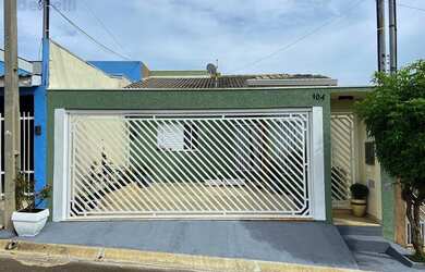 Imagem: A casa possui 3 Dormitórios, 2 Banheiros, 2 Vagas na garagem