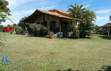 Imagem: A casa possui 4 Dormitórios, 5 Banheiros, 3 Vagas na garagem