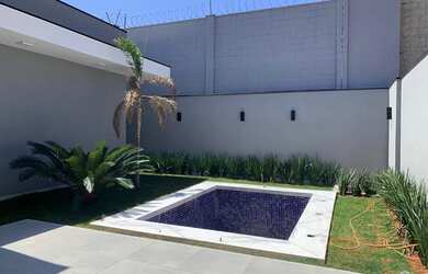 Imagem: A casa em condomínio possui 3 Dormitórios, 2 Banheiros, 4