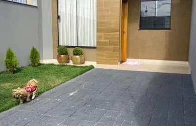 Imagem: A casa possui 3 Dormitórios, 1 Banheiro, 1 Vaga na garagem