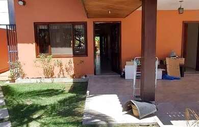 Imagem: A casa possui 3 Dormitórios, 3 Banheiros, 2 Vagas na garagem