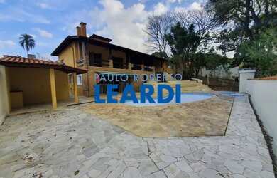 Imagem: A casa possui 4 Dormitórios, 4 Banheiros, 5 Vagas na garagem