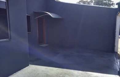 Imagem: A casa possui 3 Dormitórios, 2 Banheiros, 2 Vagas na garagem