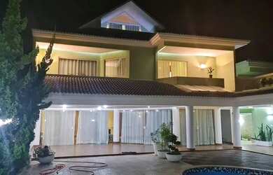 Imagem: A casa possui 5 Dormitórios, 5 Banheiros, 4 Vagas na garagem