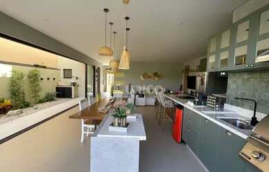 Imagem: A casa possui 3 Dormitórios, 5 Banheiros, 4 Vagas na garagem