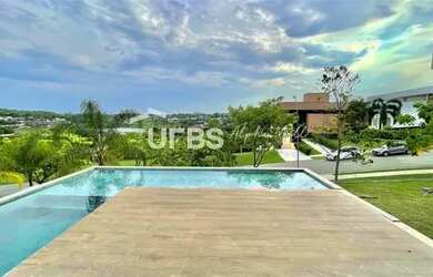 Imagem: A casa possui 4 Dormitórios, 4 Banheiros, 4 Vagas na garagem