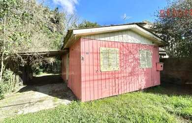 Imagem: A casa possui 3 Dormitórios, 1 Banheiro, 2 Vagas na garagem