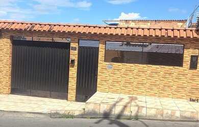 Imagem: A casa possui 2 Dormitórios, 1 Banheiro, 3 Vagas na garagem