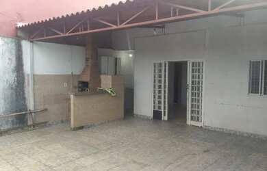 Imagem: A casa possui 3 Dormitórios, 2 Banheiros, 2 Vagas na garagem