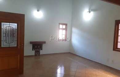 Imagem: A casa possui 4 Dormitórios, 2 Banheiros, 4 Vagas na garagem