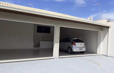 Imagem: A casa possui 3 Dormitórios, 2 Banheiros, 4 Vagas na garagem