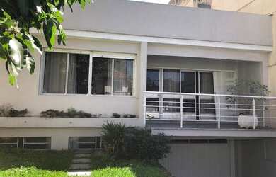 Imagem: A casa possui 3 Dormitórios, 4 Banheiros, 3 Vagas na garagem