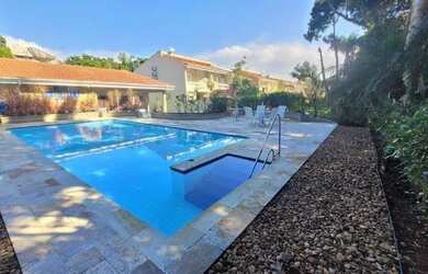 Imagem: A casa em condomínio possui 3 Dormitórios, 1 Banheiro, 2 Vagas