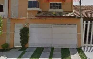 Imagem: A casa possui 3 Dormitórios, 2 Banheiros, 2 Vagas na garagem