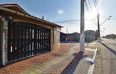 Imagem: A casa possui 2 Dormitórios, 2 Banheiros, 4 Vagas na garagem