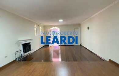 Imagem: A casa possui 4 Dormitórios, 5 Banheiros, 4 Vagas na garagem