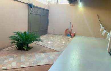 Imagem: A casa possui 3 Dormitórios, 2 Banheiros, 2 Vagas na garagem