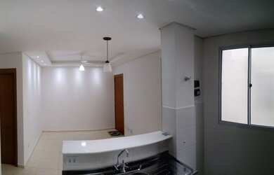 Imagem: O apartamento possui 2 Dormitórios, 1 Banheiro, 1 Vaga na garagem