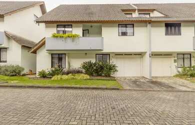 Imagem: A casa possui 3 Dormitórios, 3 Banheiros, 2 Vagas na garagem