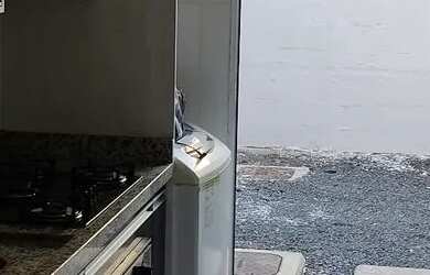 Imagem: O apartamento possui 2 Dormitórios, 1 Banheiro, 1 Vaga na garagem