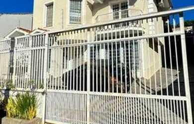 Imagem: A casa possui 3 Dormitórios, 4 Banheiros, 5 Vagas na garagem