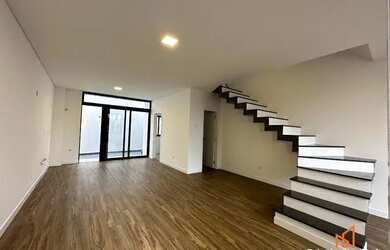 Imagem: A casa possui 3 Dormitórios, 2 Banheiros, 1 Vaga na garagem