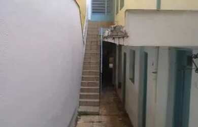 Imagem 3: Casa salão comercial numa frente e 4 salões comerciais na outra frente