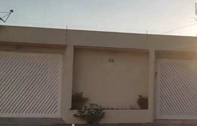 Imagem: A casa possui 4 Dormitórios, 3 Banheiros, 4 Vagas na garagem