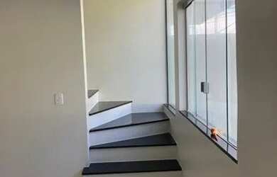 Imagem: A casa possui 3 Dormitórios, 2 Banheiros, 2 Vagas na garagem